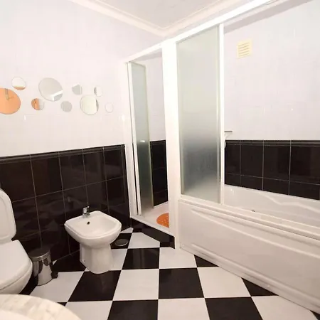 With 4 Bedrooms In With Private Pool Enclosed Garden And Wifi ヴィラ